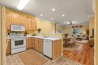 250 Woodlands Way Unit 14, Calabash, NC 28467 — 3-bedroom condo in Woodlands @ Crow Creek, Calabash, NC, photo 5 of 49: Foyer