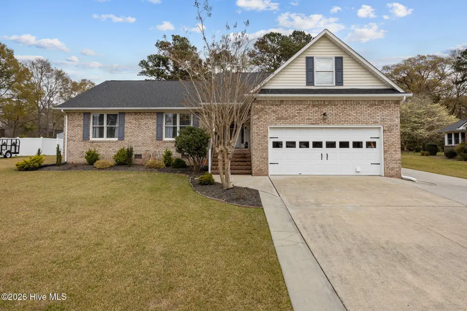 216 Pinewood Drive, New Bern, NC 28562 – photo 1 of 55: 1-web-or-mls-0C0A7001