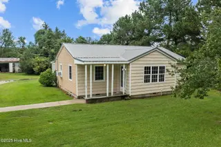 195 Queens Creek Road, Swansboro, NC 28584 — 2-bedroom home, Swansboro, NC, photo 22 of 40: Front view