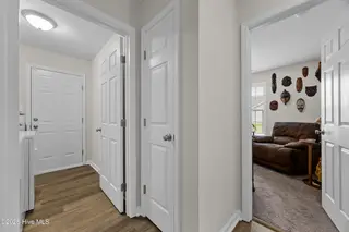 113 Rolling Meadow Drive, Richlands, NC 28574 — 3-bedroom home in Rolling Meadows, Richlands, NC, photo 24 of 46: 23_hallway
