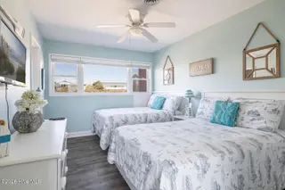 1509 Ocean Drive West, Emerald Isle, NC 28594 — 4-bedroom townhome in Emerald Isle By The Sea, Emerald Isle, NC, photo 16 of 26: 2 Seas the Day West 009 two doubles w ja