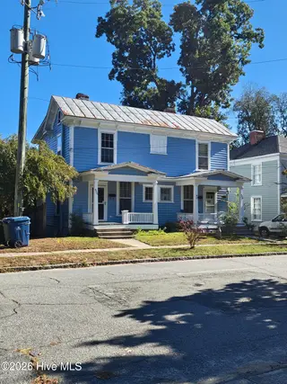 406-408 E 2nd Street, Washington, NC 27889 — 4-bedroom home in Historic District, Washington, NC, photo 2 of 38: IMG_20260926_100529374_HDR