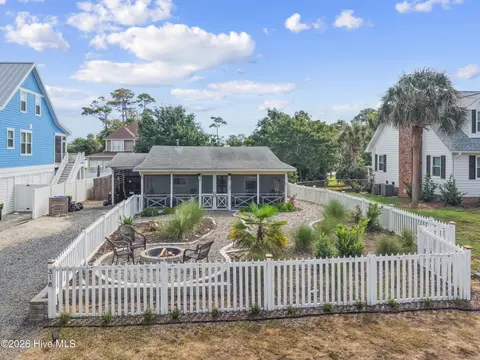 318 NE 58th St, Oak Island