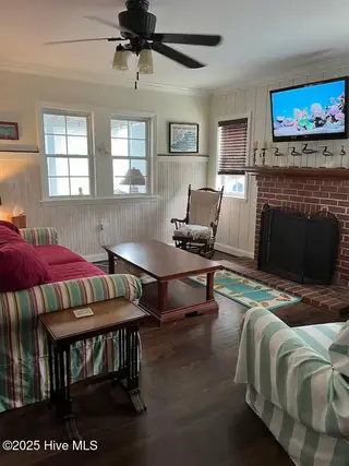 418 Fayetteville Avenue, Carolina Beach, NC 28428 – photo 11: Living Room