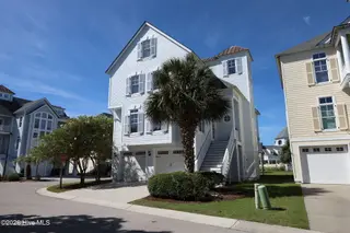101 Sound Side Drive, Atlantic Beach, NC 28512 — 5-bedroom home in Bay Ridge, Atlantic Beach, NC, photo 3 of 65: 2-web-or-mls-IMG_1414