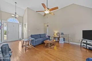 1636 Crawfords Pointe Drive, Greenville, NC 27834 — 3-bedroom home in Crawfords Pointe, Greenville, NC, photo 11 of 38: 18-web-or-mls-IMG_6946