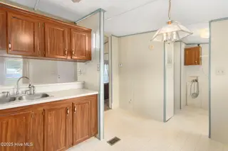 100 Lindsey Court, Beaufort, NC 28516 — 3-bedroom manufactured home in Green Meadows, Beaufort, NC, photo 22 of 38: Kitchen to Living