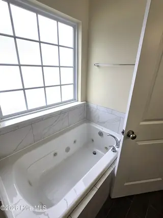 2850 Connet Street, Winterville, NC 28590 – photo 17: Master Whirlpool Tub
