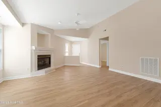424 Commerce Avenue D, Morehead City, NC 28557 – photo 6: Living room