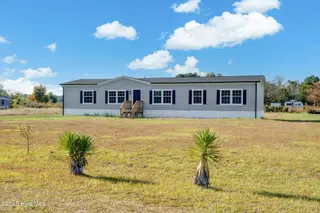 124 Fieldcrest Lane, Beulaville, NC 28518 — 3-bedroom manufactured home, Beulaville, NC, photo 2 of 29: 124fieldcrest2