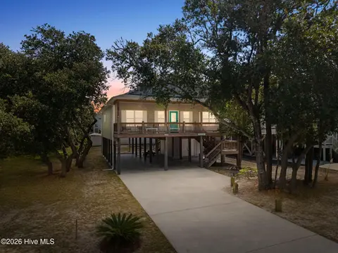 110 NW 7th St, Oak Island