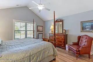 125 W Chelsea Court, Southern Pines, NC 28387 — 3-bedroom condo in Mid South Club, Southern Pines, NC, photo 18 of 45: Owner's Suite