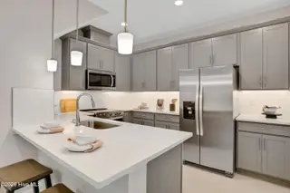 349 Parkington Lane 95a, Ocean Isle Beach, NC 28469 — 3-bedroom townhome in The Villas at Seaside, Ocean Isle Beach, NC, photo 5 of 22: kitchen island