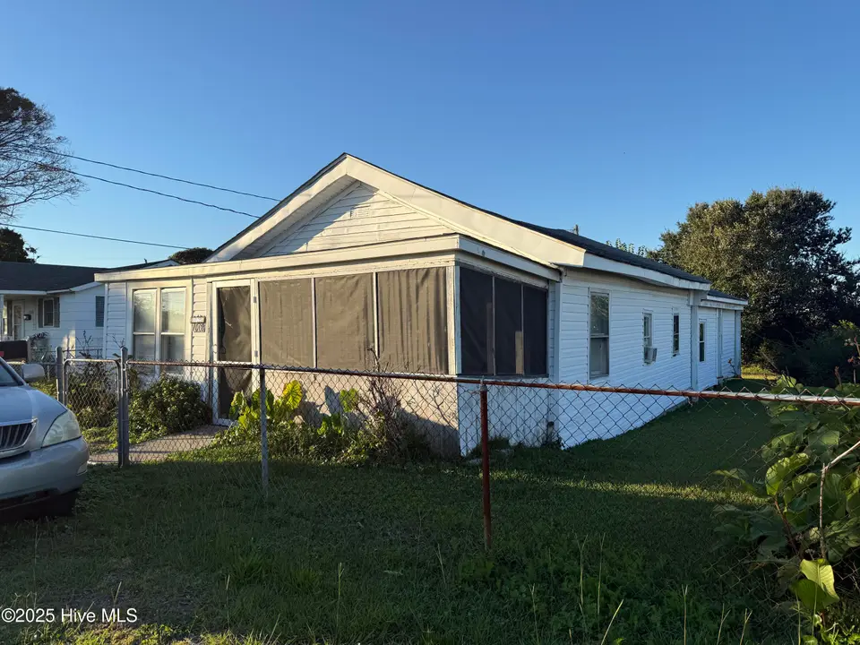 1008 Avery Street, Morehead City, NC 28557 – photo 1 of 3: Front