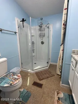 1554 Gate 2 SW, Ocean Isle Beach, NC 28469 — 3-bedroom manufactured home in Seaside North, Ocean Isle Beach, NC, photo 15 of 17: master bath