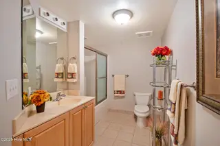100 Olde Towne Yacht Club Drive 512, Beaufort, NC 28516 – photo 24: Full guest bathroom