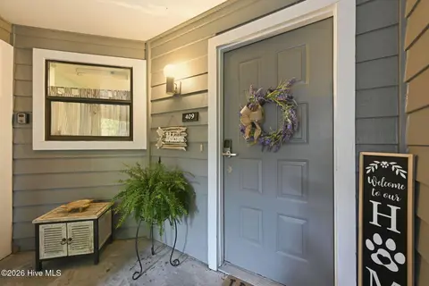 732 Azalea Drive 409, Hampstead