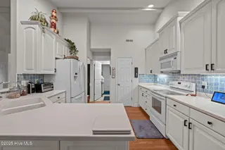815 Pelican Drive, New Bern, NC 28560 – photo 14: spacious counters