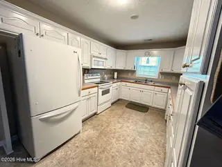 4111 Yarmouth Road, New Bern, NC 28562 – photo 12: BRIGHT KITCHEN