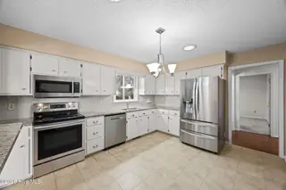 212 Pinewood Drive, New Bern, NC 28562 – photo 4: 4-web-or-mls-0C0A1202