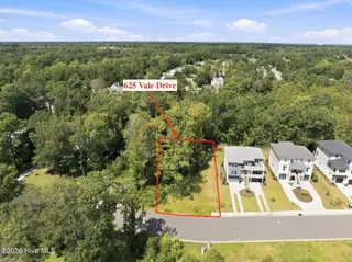625 Vale Drive, Wilmington, NC 28411 – photo 5: 14-web-or-mls-DJI_20260909115911_0586_D
