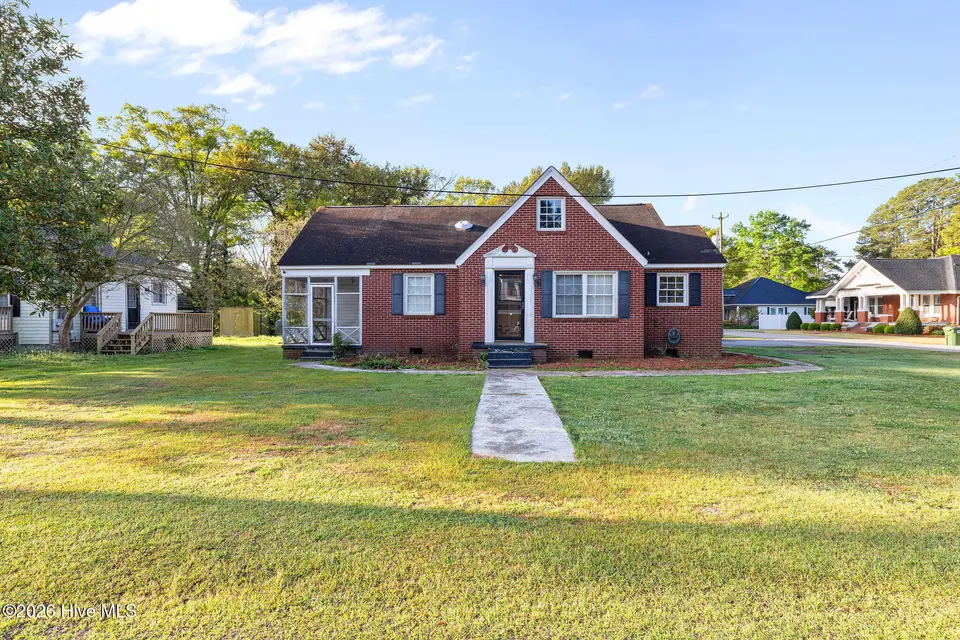 204 N Washington Street, Pikeville, NC 27863 – photo 1 of 16: front view main
