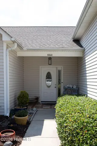 6600 Dorrington Drive, Wilmington, NC 28412 — 4-bedroom home in Lords Creek, Wilmington, NC, photo 3 of 33: 6600Dorrington_006