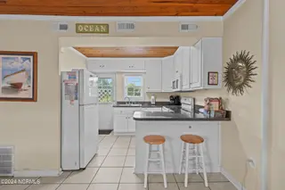 103 24th Street, Emerald Isle, NC 28594 — 4-bedroom townhome in Emerald Isle By The Sea, Emerald Isle, NC, photo 21 of 51: Kitchen