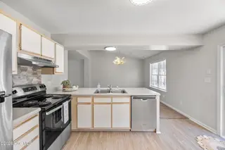 302 Winners Circle S, Jacksonville, NC 28546 – photo 12: 23_kitchen