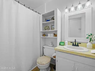 139 Bayberry Road, Newport, NC 28570 – photo 20: Main full bathroom