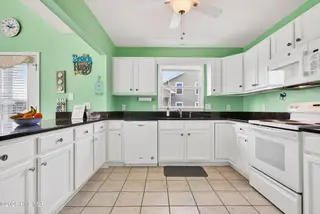 17 Sandpiper Drive, Ocean Isle Beach, NC 28469 — 5-bedroom home in Island Park, Ocean Isle Beach, NC, photo 16 of 54: Kahunaphoto.com-00088