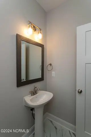 525 N Sycamore Street, Aberdeen, NC 28315 – photo 4: powder room