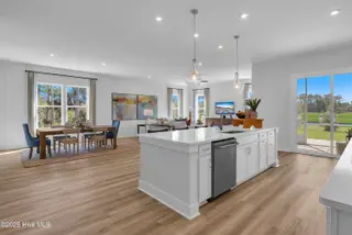 933 Catamaran Court, Ocean Isle Beach, NC 28469 — 3-bedroom home in The Tides at Ocean Isle Beach, Ocean Isle Beach, NC, photo 20 of 61: Kitchen/Dining