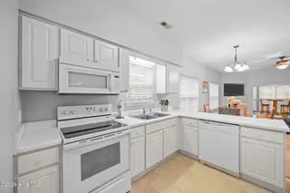 2207 Locksley Woods Drive A, Greenville, NC 27858 – photo 17: 16-web-or-mls-BLS_0036