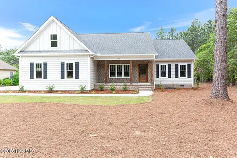 131 Longleaf Dr, West End