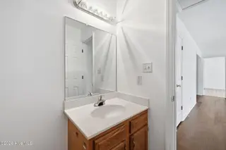 1402 Lockwood Road, Kinston, NC 28501 — 3-bedroom home in Brentwood, Kinston, NC, photo 17 of 37: Hall Bath