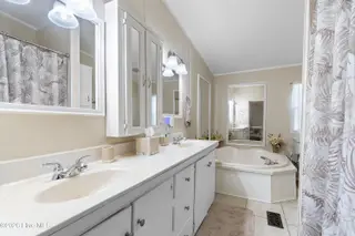 1109 Nautical Lane SW, Calabash, NC 28467 — 4-bedroom manufactured home in Village At Calabash, Calabash, NC, photo 19 of 34: Master bathroom