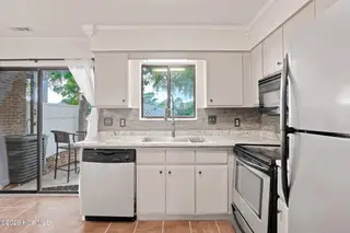113 Bonner Avenue 105, Morehead City, NC 28557 – photo 3: 17-web-or-mls-chadwick-visuals-113-bonne