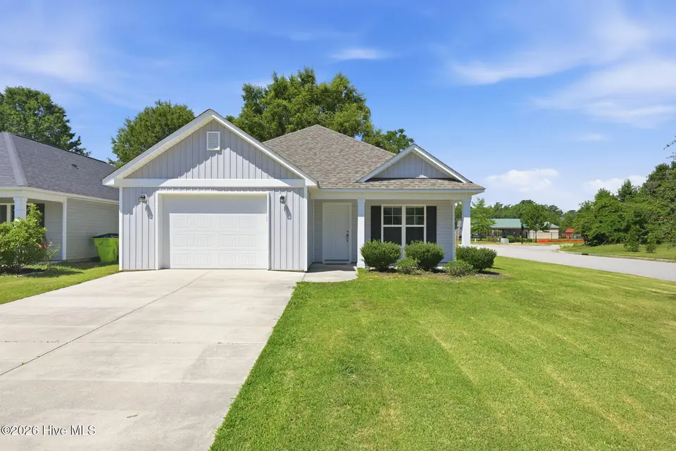 106 Heckathorne Drive, New Bern, NC 28560 — 3-bedroom home in West Crossroads, New Bern, NC, photo 1 of 33: Front View