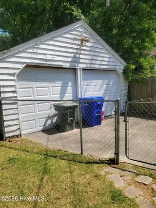 305 Glenwood Drive, Greenville, NC 27834 – photo 4: 20260424_142001