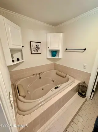 4040 Nc 903, Albertson, NC 28508 — 4-bedroom home, Albertson, NC, photo 20 of 41: Master Tub