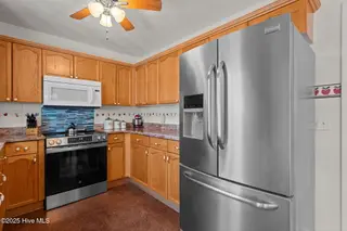 118 NE 31st Street, Oak Island, NC 28465 – photo 17: 40-web-or-mls-IMG_4645