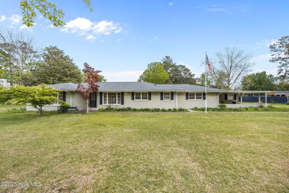 1104 Longview Drive, New Bern, NC 28562 — 3-bedroom home in Sherwood Forest, New Bern, NC, photo 1 of 53: 1-web-or-mls-0C0A8812