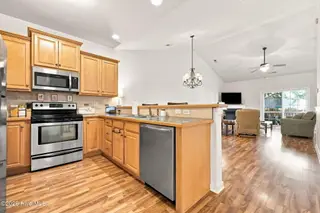 2205 Dovedale Drive B, Greenville, NC 27834 – photo 11: 31-web-or-mls-IMG_0057-edit