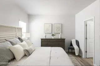 504 Sandy Hollow Drive, Jacksonville, NC 28540 – photo 15: Photo of similar home-Furnished