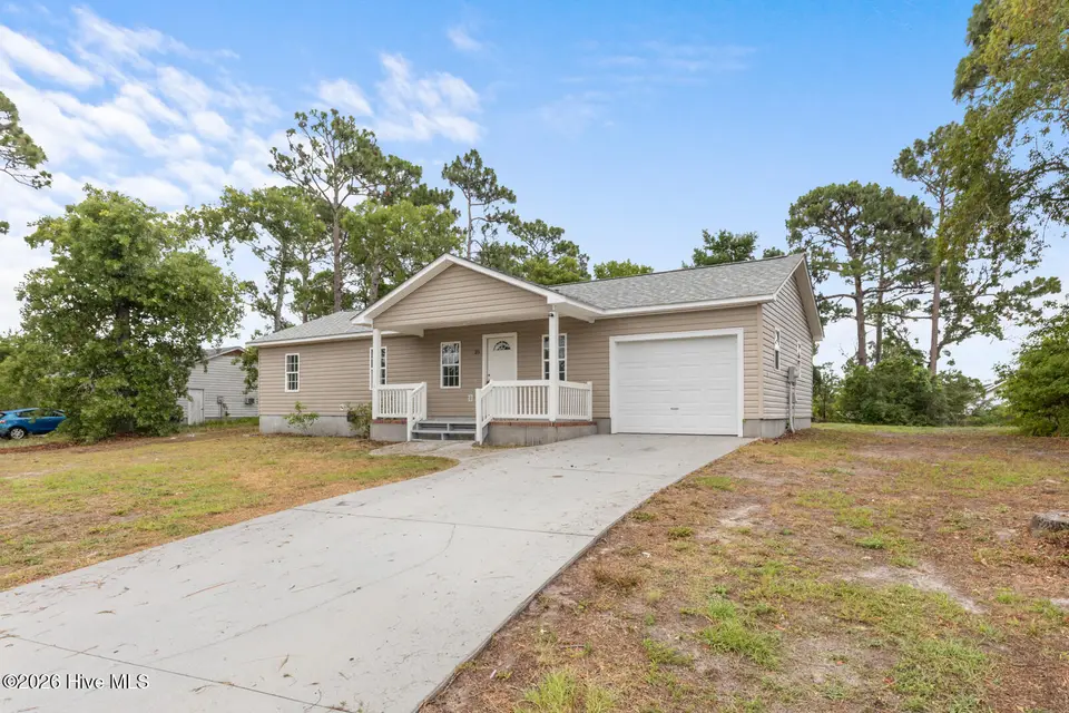 25 Crown Point Road, Hubert, NC 28539 — 3-bedroom home in Crown Point, Hubert, NC, photo 1 of 20: Front