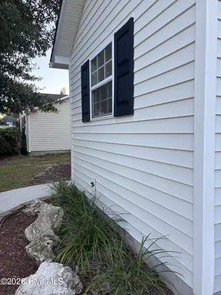 637 Lanvale Hills Circle, Leland, NC 28451 — 3-bedroom home in Lanvale Trace, Leland, NC, photo 7 of 15: Beautiful Landscaping