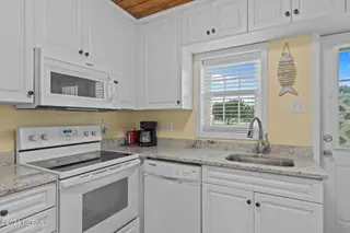 103 24th Street, Emerald Isle, NC 28594 — 4-bedroom townhome in Emerald Isle By The Sea, Emerald Isle, NC, photo 7 of 51: Kitchen