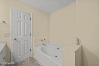 107 Luke Court, New Bern, NC 28560 – photo 12: Master Bathroom
