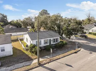 1402 Wooster Street, Wilmington, NC 28401 – photo 3: 20-web-or-mls-DJI_20260112090805_0780_D